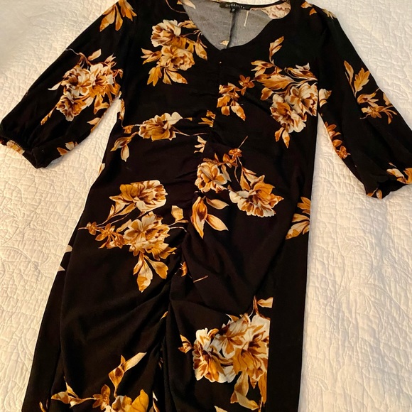 Dynamite floral dressmid sleeves, small. Front Ruching for a flattering look. - Picture 2 of 3